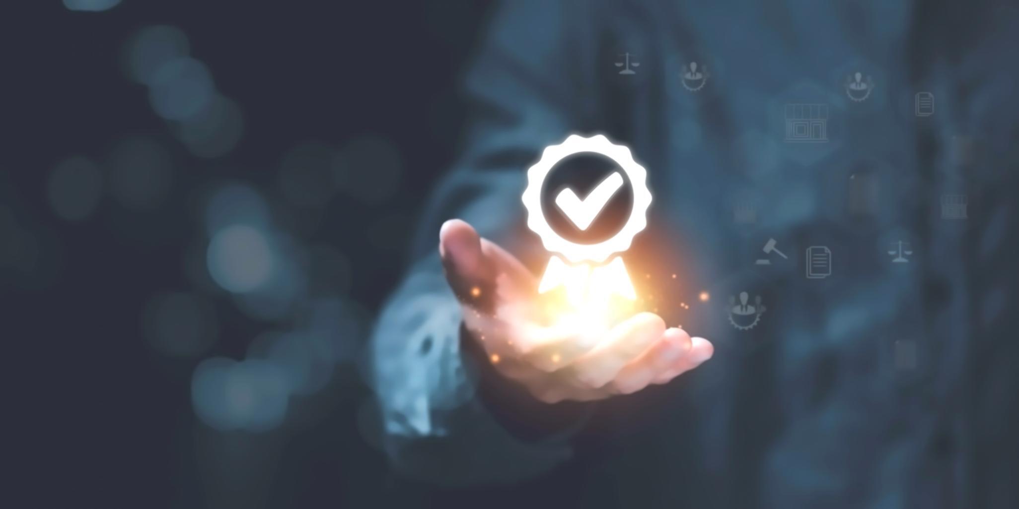 Arbeitsplatz mit SEO-Analyse auf mehreren Bildschirmen